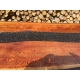Třešňový stůl zdobený kamínky z černého mramoru